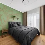 Bright & Cozy Apartment, Terrace, Free Parking דירה